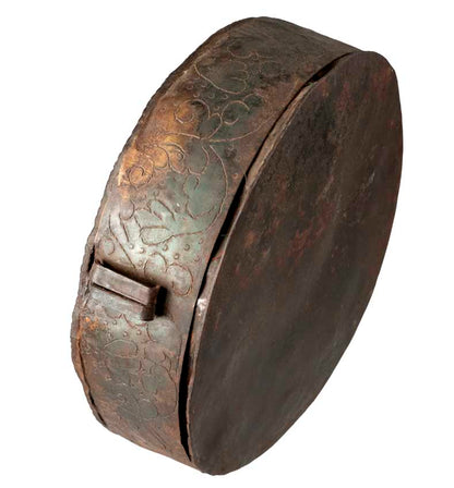 Ghau tibétain – grand reliquaire bouddhiste Bouddha Shakyamuni en fer repoussé