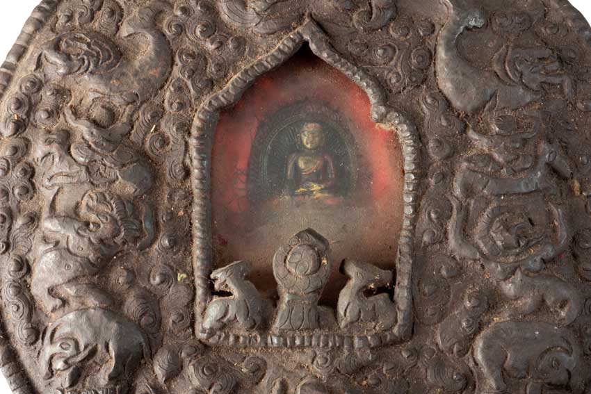 Ghau tibétain – grand reliquaire bouddhiste Bouddha Shakyamuni en fer repoussé
