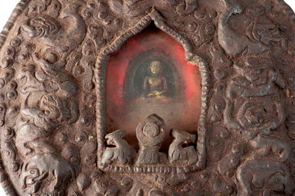 Ghau tibétain – grand reliquaire bouddhiste Bouddha Shakyamuni en fer repoussé