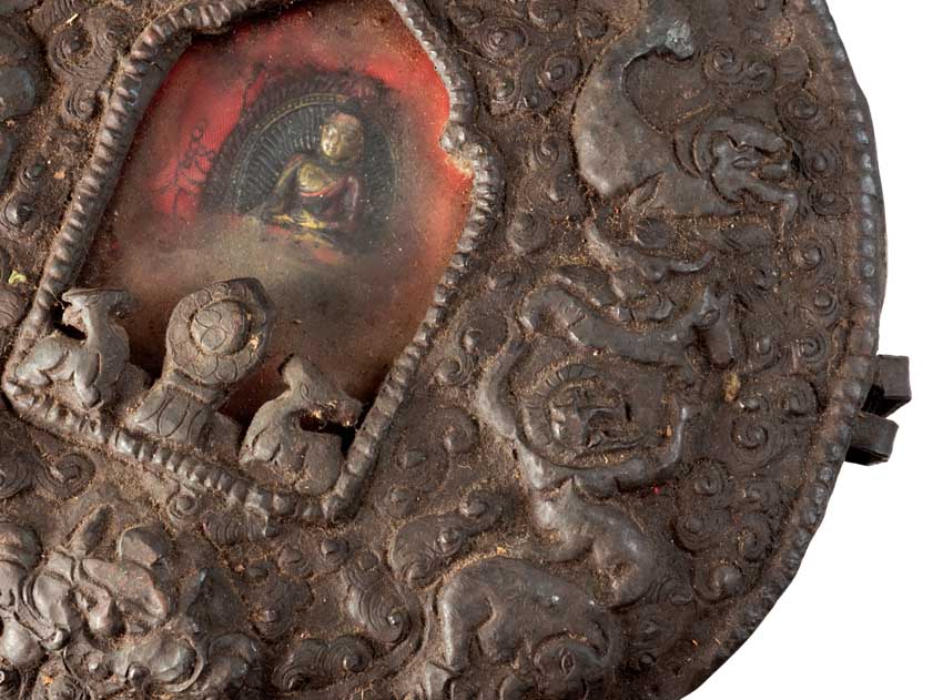 Ghau tibétain – grand reliquaire bouddhiste Bouddha Shakyamuni en fer repoussé
