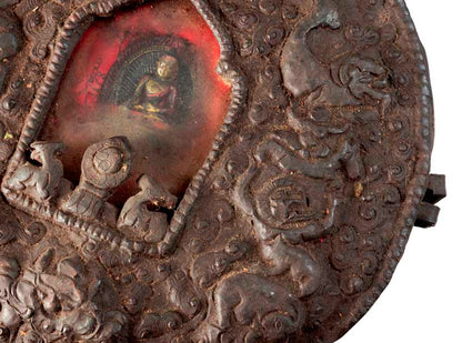 Ghau tibétain – grand reliquaire bouddhiste Bouddha Shakyamuni en fer repoussé