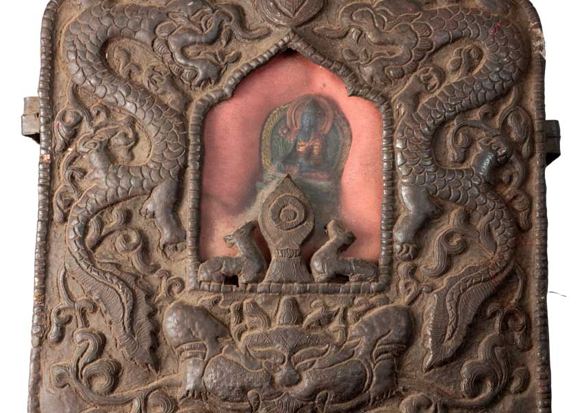 Ghau tibétain – reliquaire bouddhiste Bouddha Médecine en fer repoussé (21 cm)