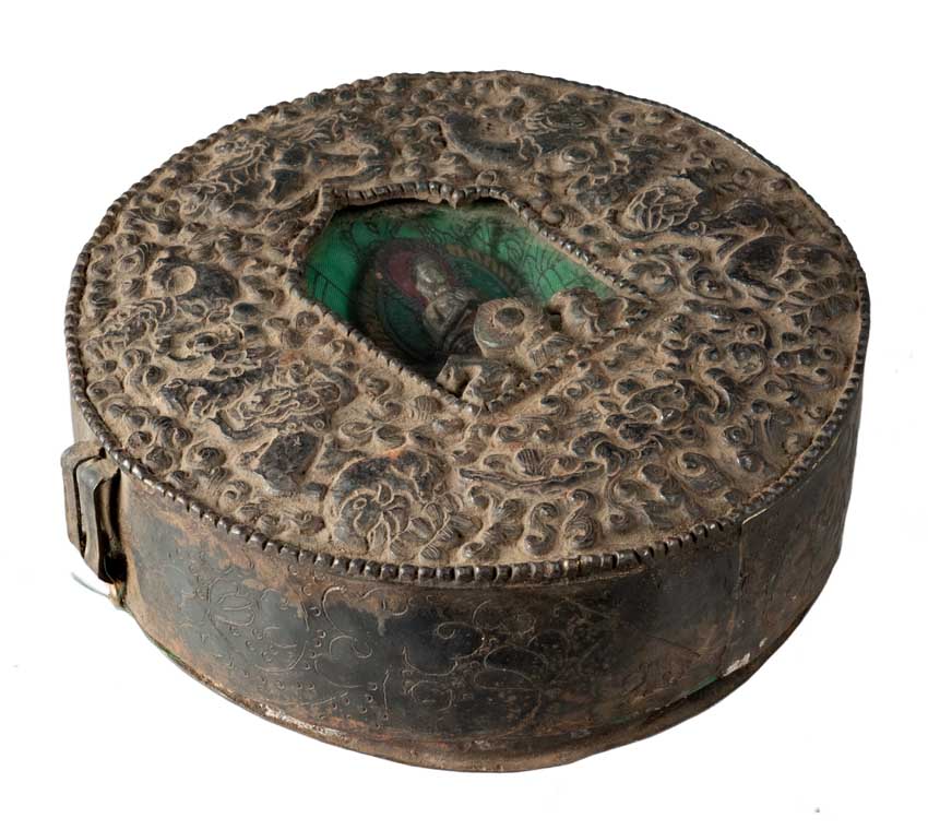Ghau tibétain – reliquaire bouddhiste Bouddha en métal repoussé et verre