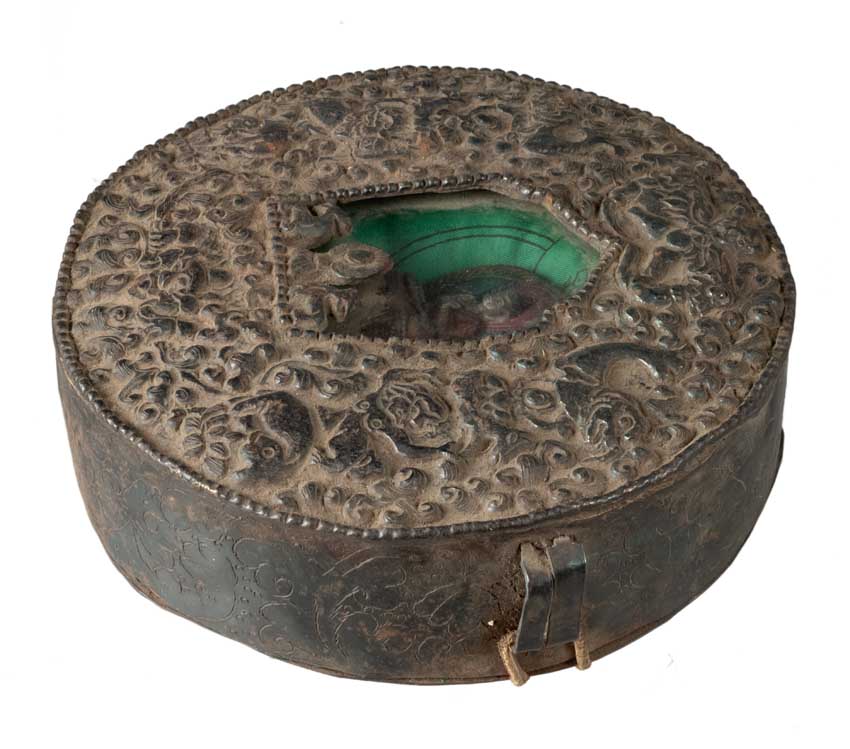 Ghau tibétain – reliquaire bouddhiste Bouddha en métal repoussé et verre