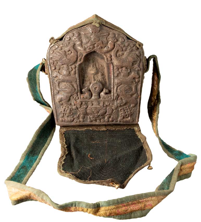 Ghau tibétain – reliquaire bouddhiste avec Trinité bouddhique en métal repoussé