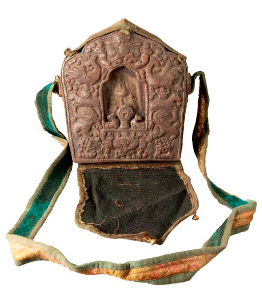 Ghau tibétain – reliquaire bouddhiste avec Trinité bouddhique en métal repoussé