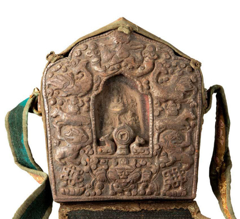 Ghau tibétain – reliquaire bouddhiste avec Trinité bouddhique en métal repoussé