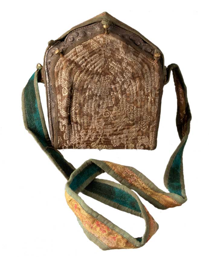 Ghau tibétain – reliquaire bouddhiste avec Trinité bouddhique en métal repoussé