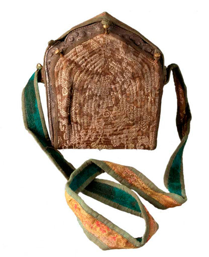 Ghau tibétain – reliquaire bouddhiste avec Trinité bouddhique en métal repoussé