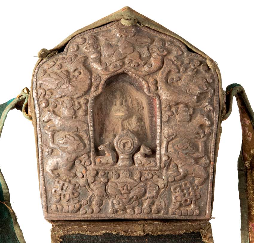 Ghau tibétain – reliquaire bouddhiste avec Trinité bouddhique en métal repoussé