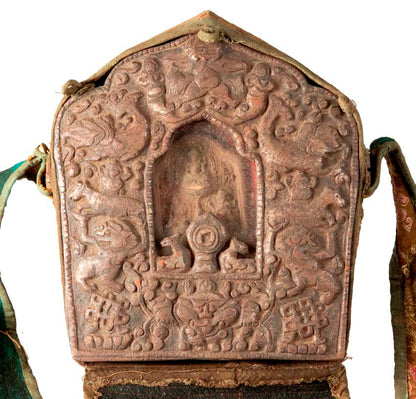 Ghau tibétain – reliquaire bouddhiste avec Trinité bouddhique en métal repoussé