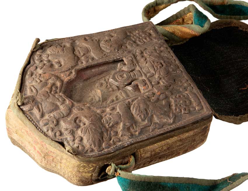 Ghau tibétain – reliquaire bouddhiste avec Trinité bouddhique en métal repoussé