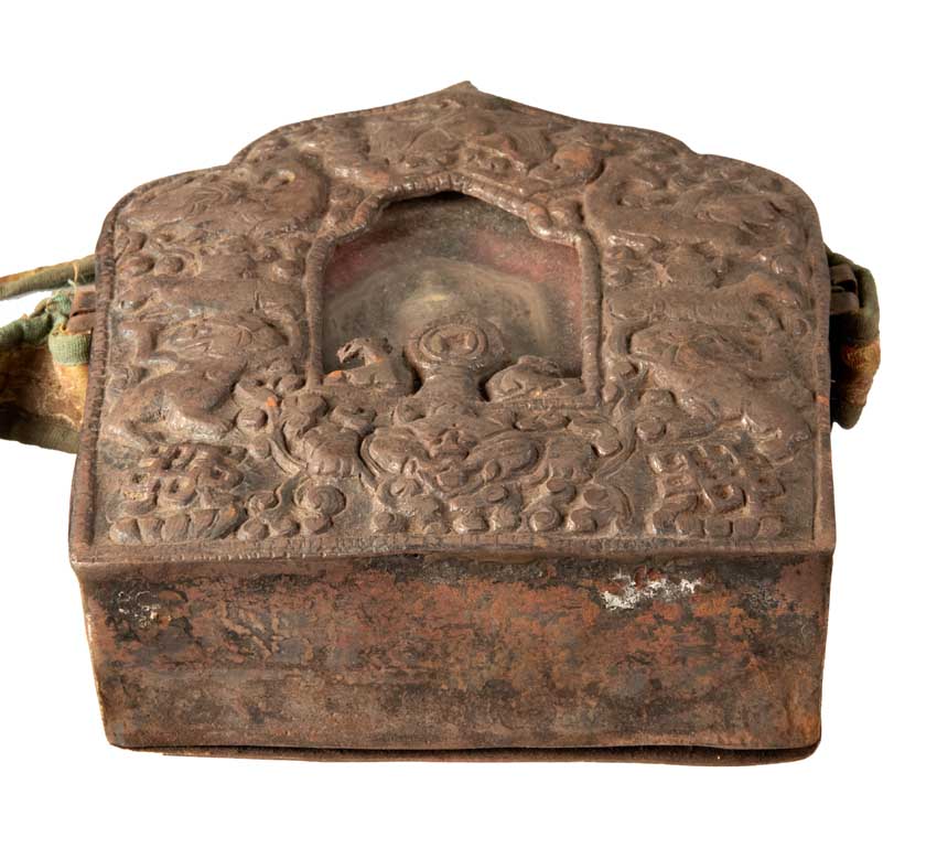 Ghau tibétain – reliquaire bouddhiste avec Trinité bouddhique en métal repoussé