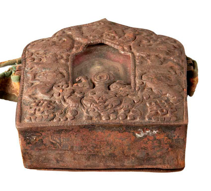 Ghau tibétain – reliquaire bouddhiste avec Trinité bouddhique en métal repoussé