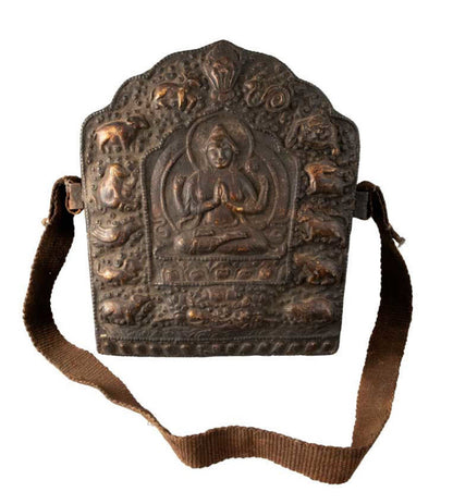 Ghau tibétain – grand reliquaire bouddhiste Chenrezig en métal repoussé (29 cm)