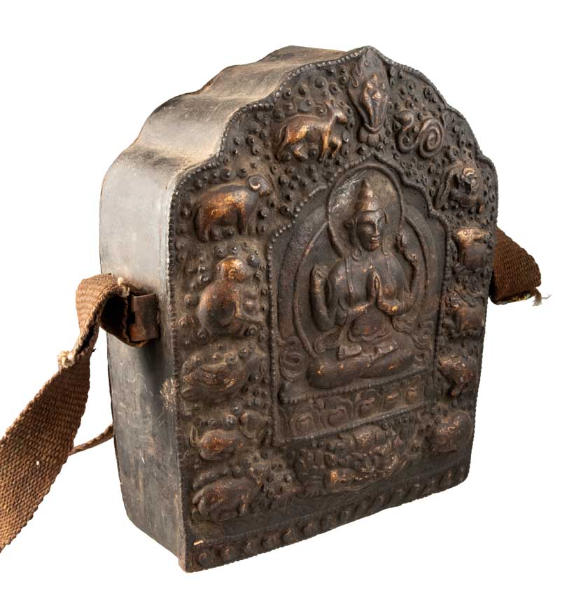 Ghau tibétain – grand reliquaire bouddhiste Chenrezig en métal repoussé (29 cm)