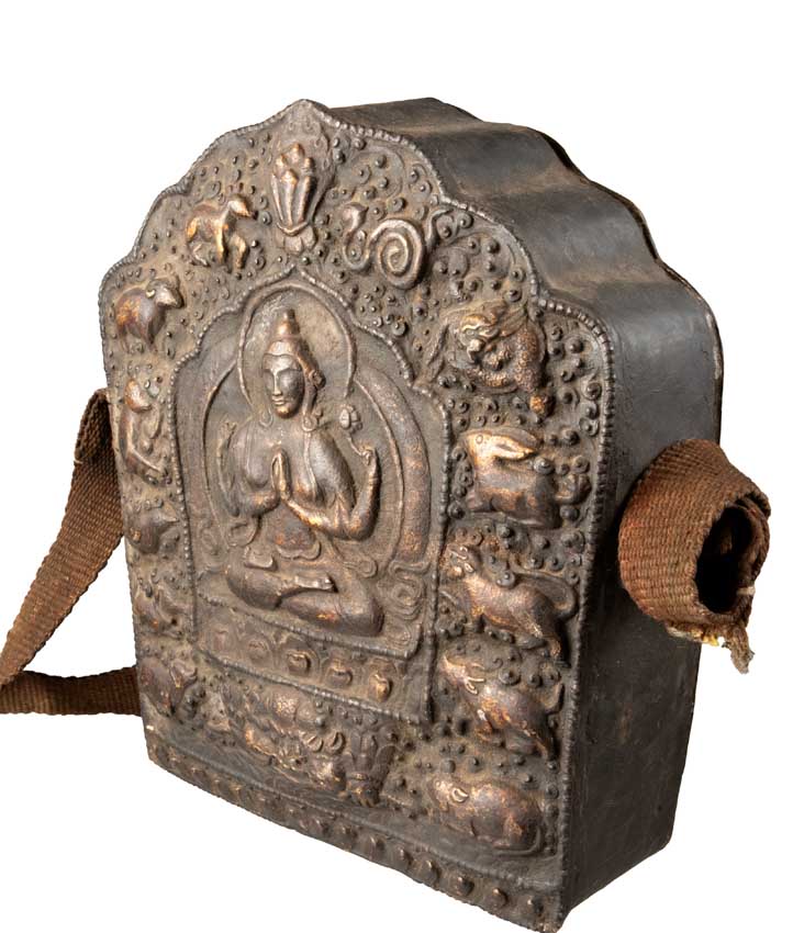 Ghau tibétain – grand reliquaire bouddhiste Chenrezig en métal repoussé (29 cm)