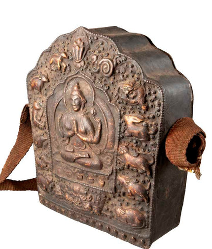 Ghau tibétain – grand reliquaire bouddhiste Chenrezig en métal repoussé (29 cm)