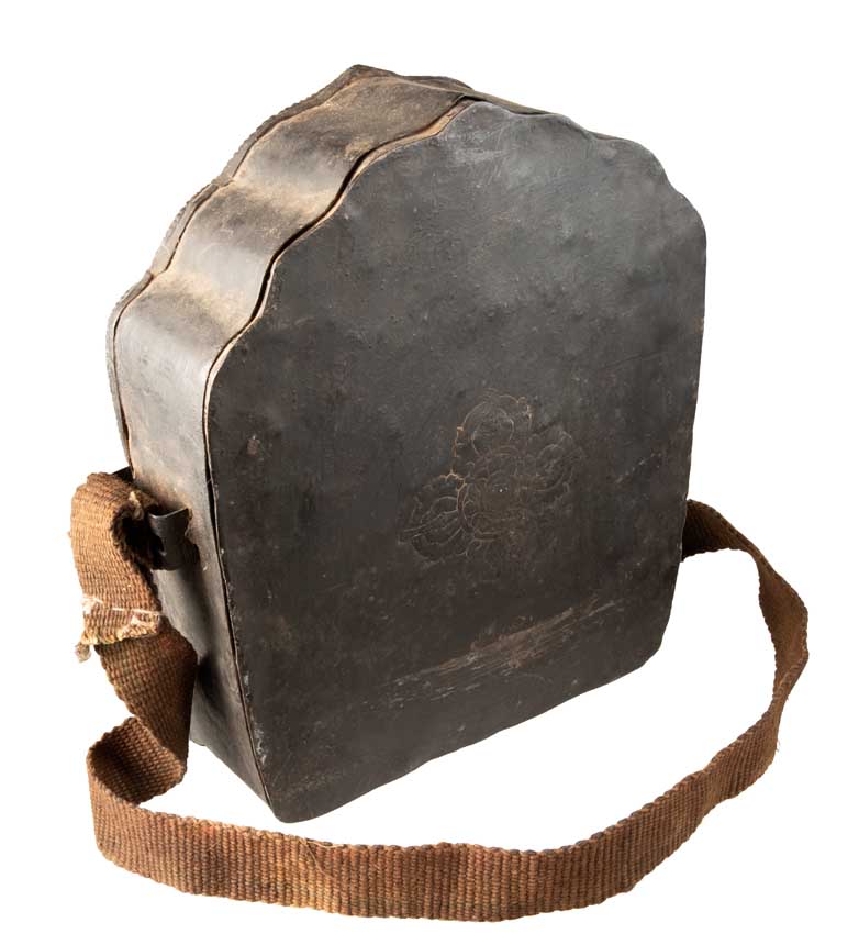 Ghau tibétain – grand reliquaire bouddhiste Chenrezig en métal repoussé (29 cm)