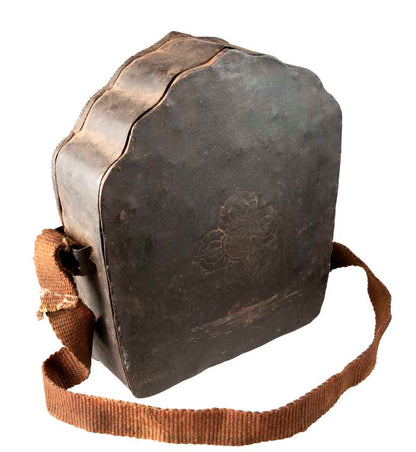 Ghau tibétain – grand reliquaire bouddhiste Chenrezig en métal repoussé (29 cm)