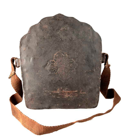 Ghau tibétain – grand reliquaire bouddhiste Chenrezig en métal repoussé (29 cm)