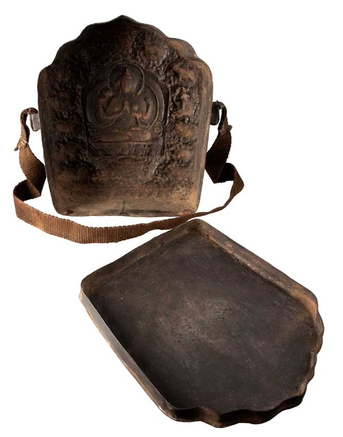 Ghau tibétain – grand reliquaire bouddhiste Chenrezig en métal repoussé (29 cm)