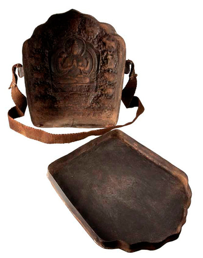 Ghau tibétain – grand reliquaire bouddhiste Chenrezig en métal repoussé (29 cm)