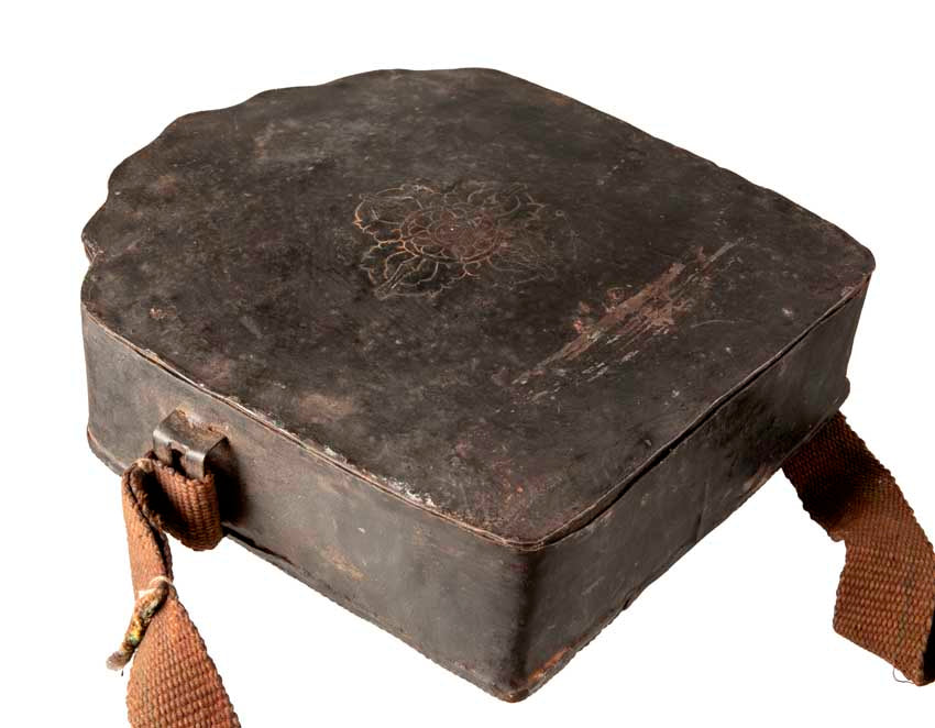 Ghau tibétain – grand reliquaire bouddhiste Chenrezig en métal repoussé (29 cm)