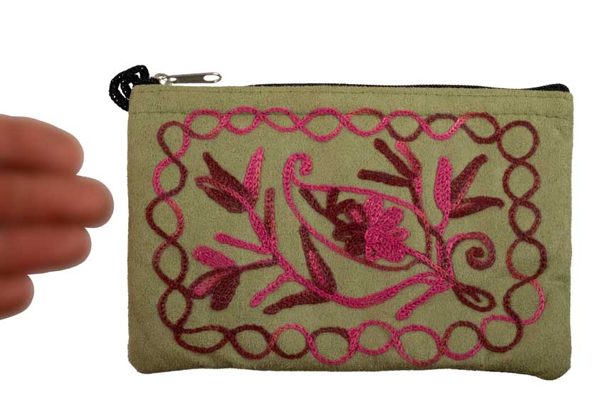 Porte-Monnaie Brodé Fleurs Roses et Mauves sur Fond Vert – Artisanat Népalais