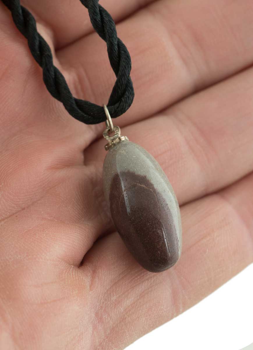 Pendentif Shiva Lingam En Pierre Roulée – Quartz Crypto-Cristallin