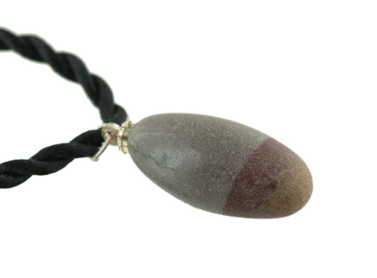Pendentif Shiva Lingam En Pierre Roulée – Quartz Crypto-Cristallin