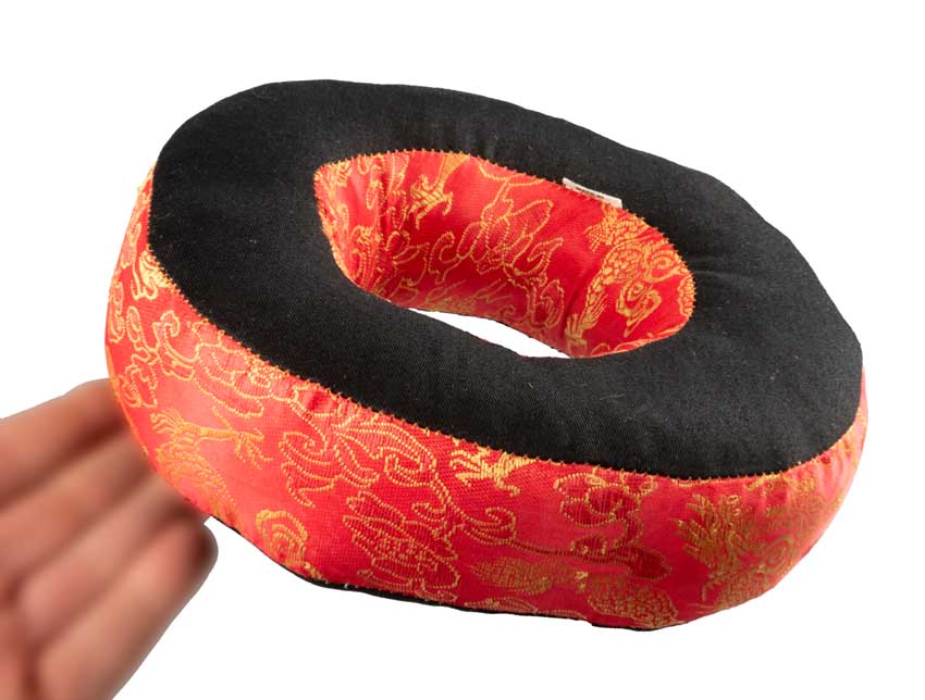 Coussin pour bol tibétain chantant Ø 21 cm – brocart rouge artisanal du Népal