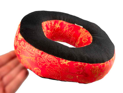 Coussin pour bol tibétain chantant Ø 21 cm – brocart rouge artisanal du Népal