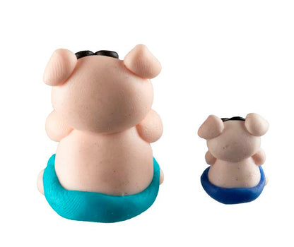 Figurines Duo de Cochons en Maillot de Bain Bleu – Pâte Polymère de Thaïlande