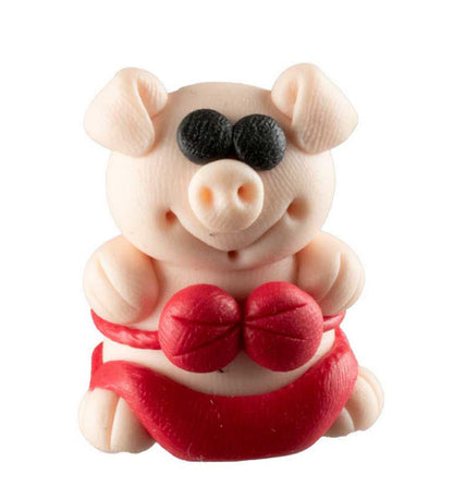 Figurine Miniature Cochon en Maillot de Bain Rouge – Artisanat Thaïlandais en Pâte Polymère