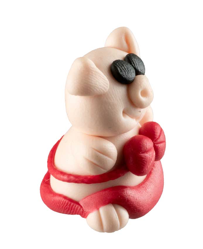 Figurine Miniature Cochon en Maillot de Bain Rouge – Artisanat Thaïlandais en Pâte Polymère
