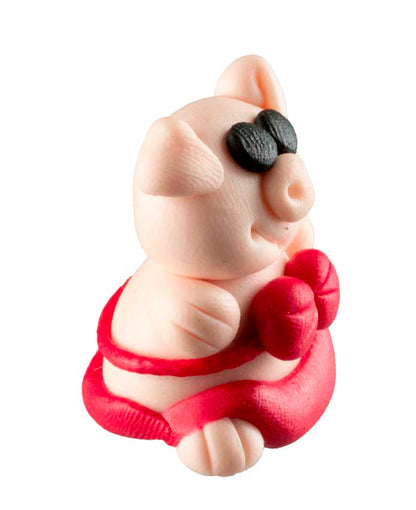 Figurine Miniature Cochon en Maillot de Bain Rouge – Artisanat Thaïlandais en Pâte Polymère