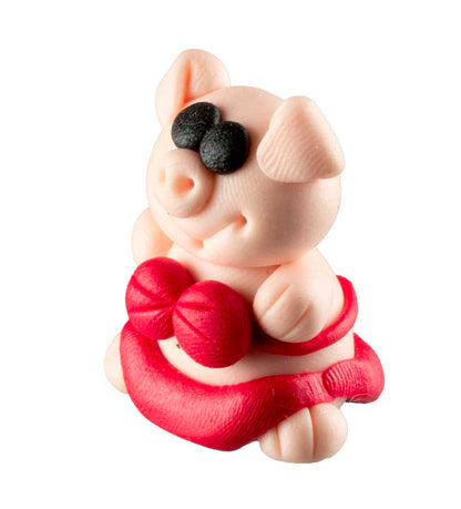 Figurine Miniature Cochon en Maillot de Bain Rouge – Artisanat Thaïlandais en Pâte Polymère
