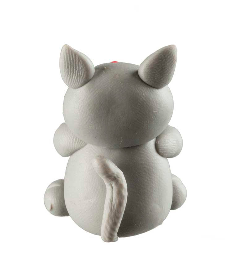 Figurine Miniature Chat Gris – Artisanat Thaïlandais en Pâte Polymère