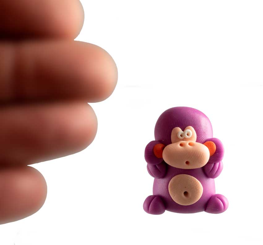 Figurine Singe Violet Miniature – Artisanat Thaïlandais en Pâte Polymère