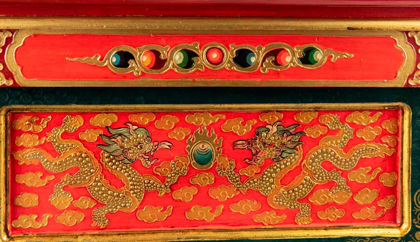 Table de Méditation Tibétaine en Bois – Motifs Bouddhistes et Dragon du Népal