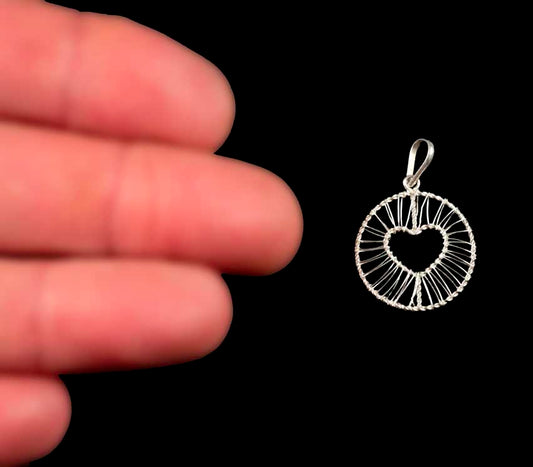 Pendentif Cœur en Fil d’Argent Massif 925 – Bijou Ajouré Romantique et Élégant (Copie)