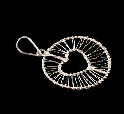 Pendentif Cœur en Fil d’Argent Massif 925 – Bijou Ajouré Romantique et Élégant (Copie)