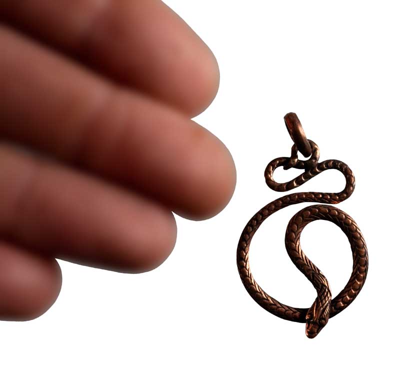Pendentif Serpent en Cuivre du Népal – Bijou Ethnique de Créateur