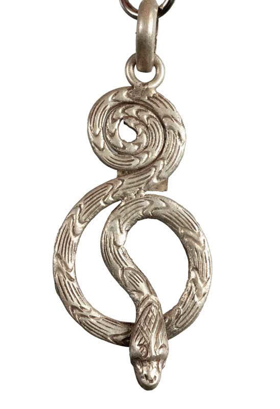 Pendentif Serpent Enroulé – Bijou de Sac en Métal Argenté du Népal