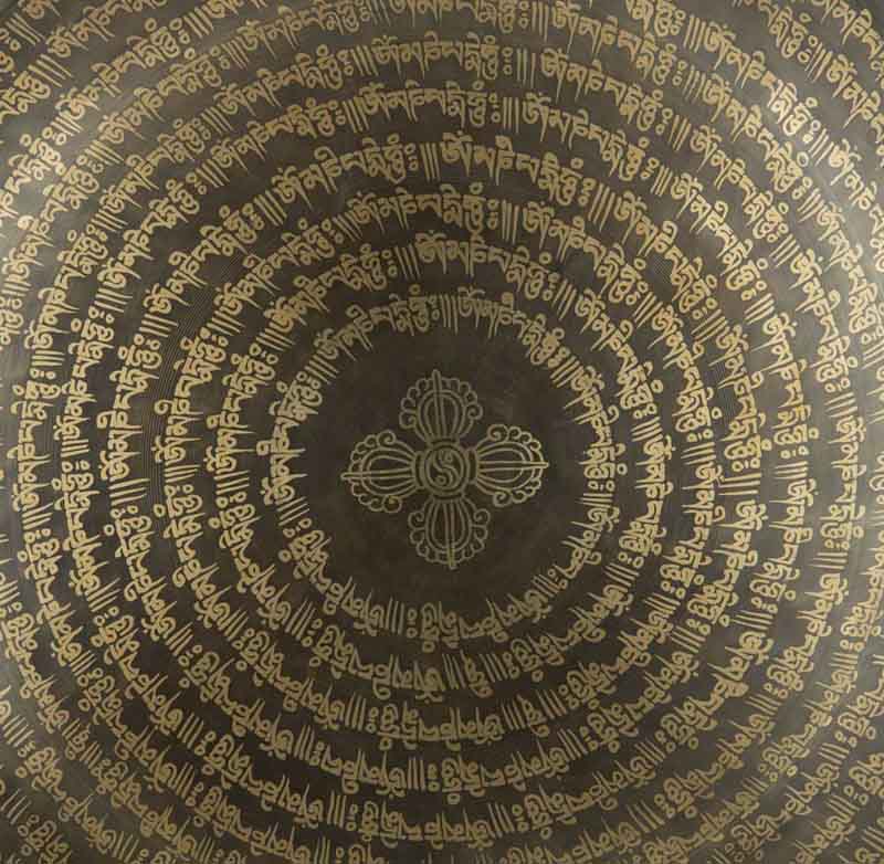 Gong Tibétain Bouddhiste Om et Double Dorje 53,5 cm Gravé - Artisanat du Népal