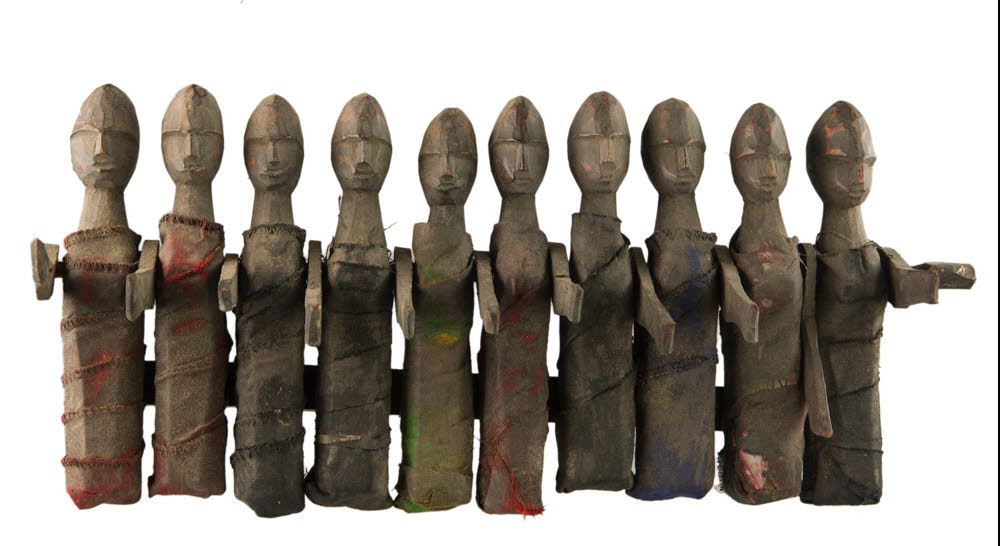 Poupée chamanique Tharu – Groupe rituel de 10 personnages du Népal