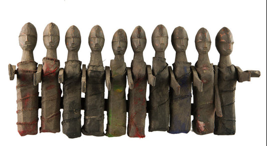 Poupée chamanique Tharu – Groupe rituel de 10 personnages du Népal