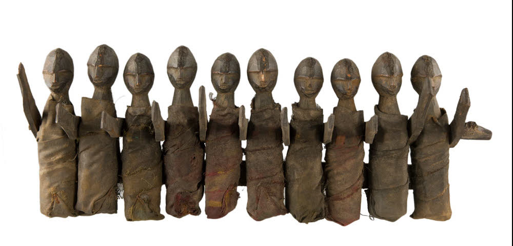 Poupée chamanique Tharu – Groupe rituel de 10 personnages du Népal