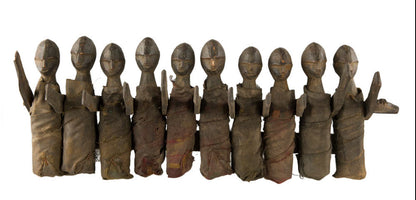 Poupée chamanique Tharu – Groupe rituel de 10 personnages du Népal